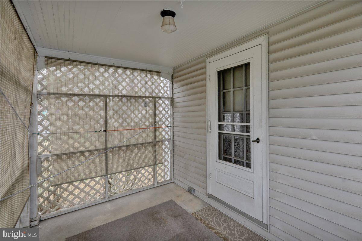 618 Smith Avenue photo 37