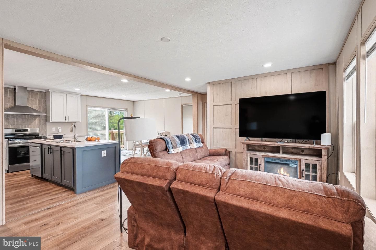 2096 Scull Street photo 5