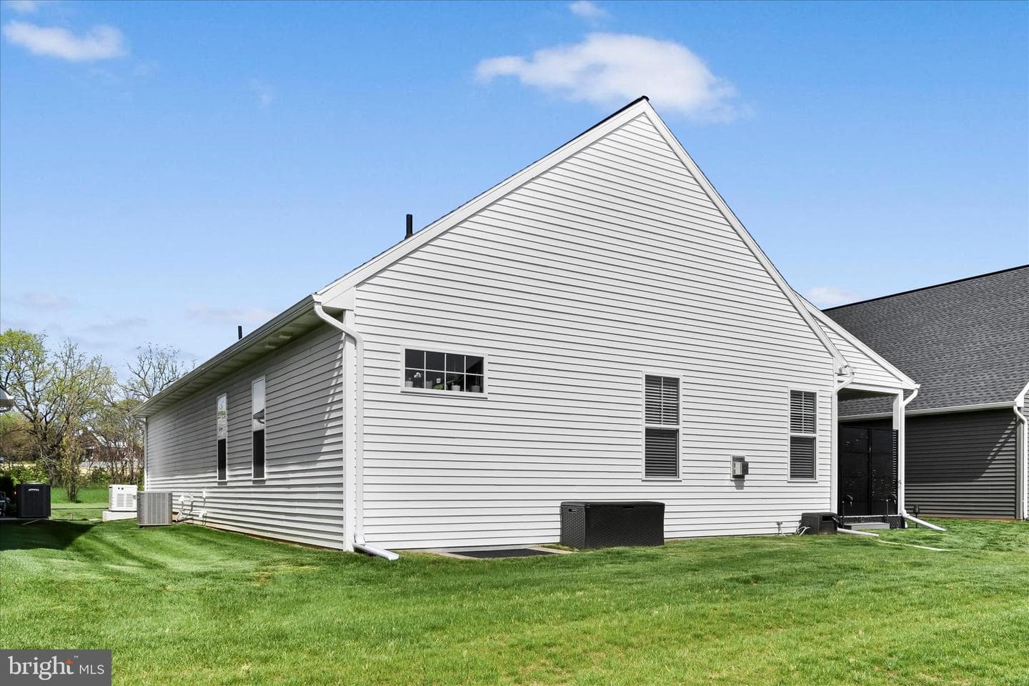 109 Bellflower Avenue photo 31