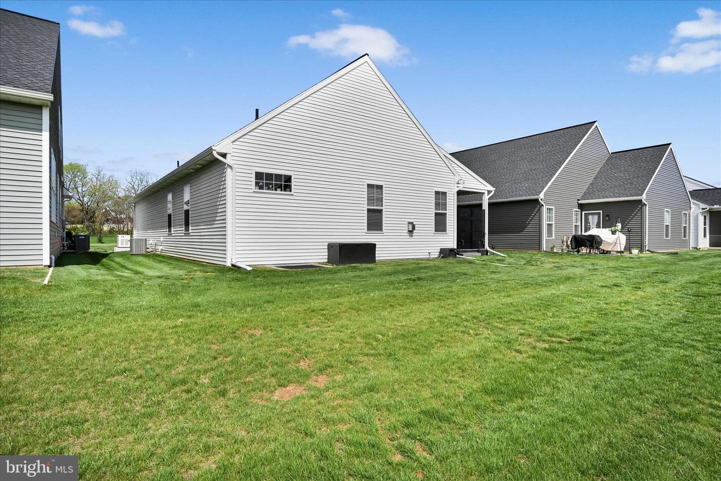 109 Bellflower Avenue photo 32