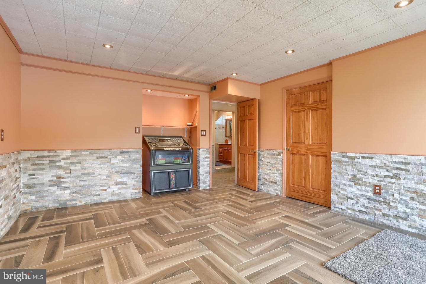 535 E Kercher Avenue photo 52
