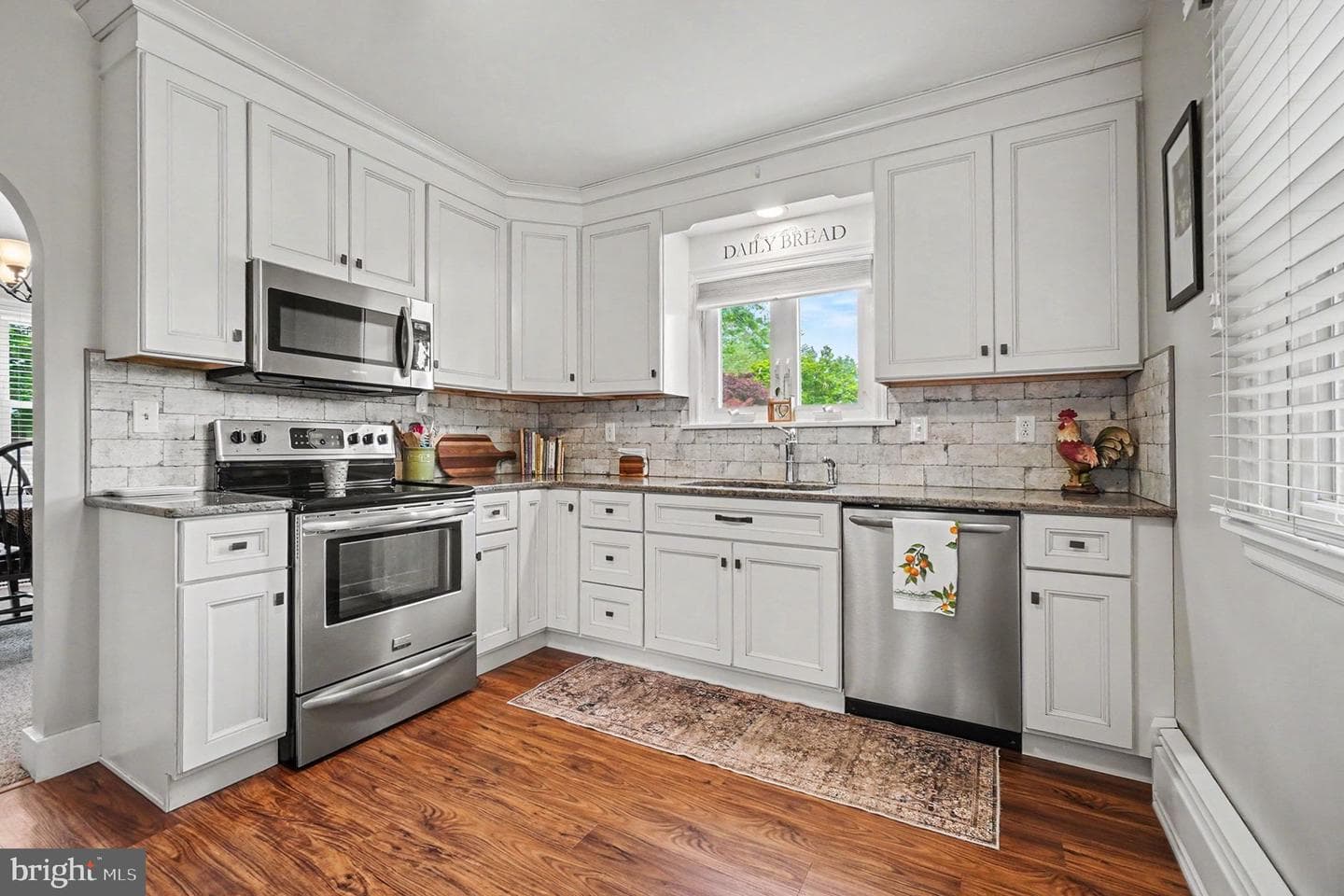 118 E Queen Street photo 11