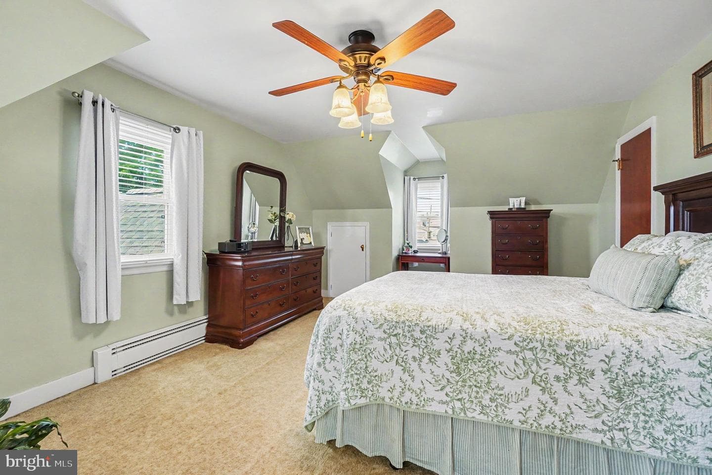 118 E Queen Street photo 16
