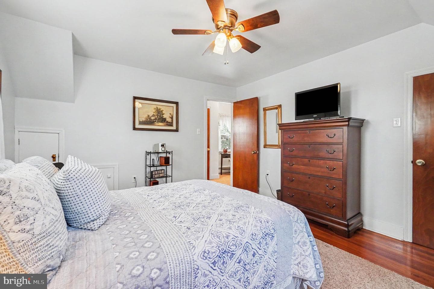118 E Queen Street photo 19