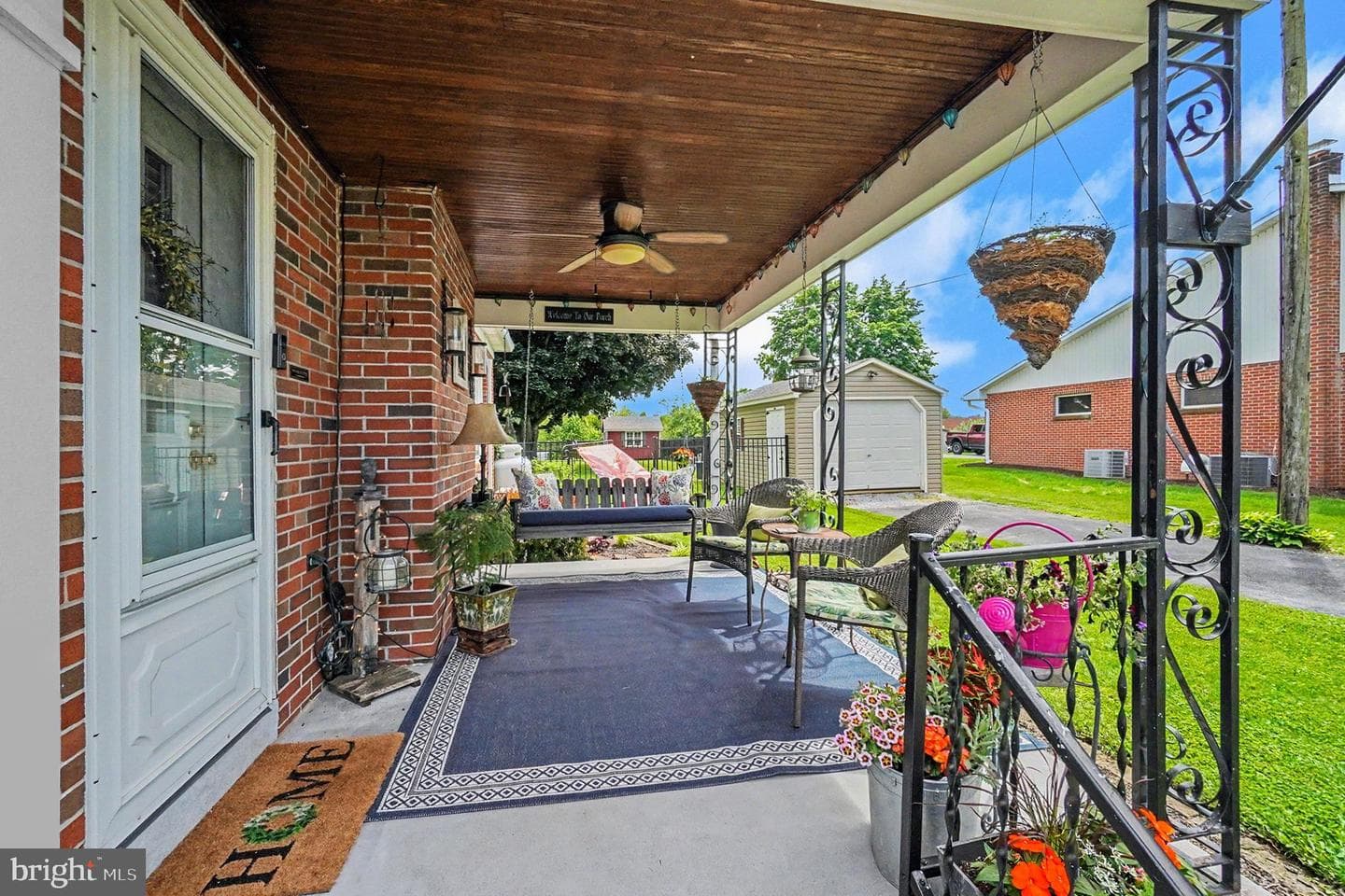 118 E Queen Street photo 3