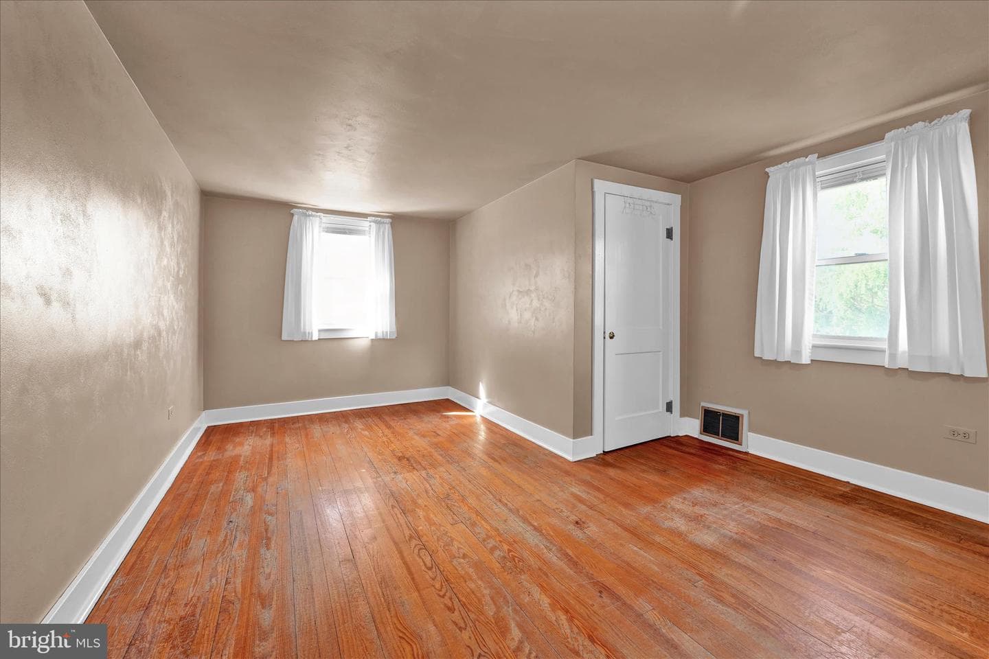 1910 E Cumberland photo 20