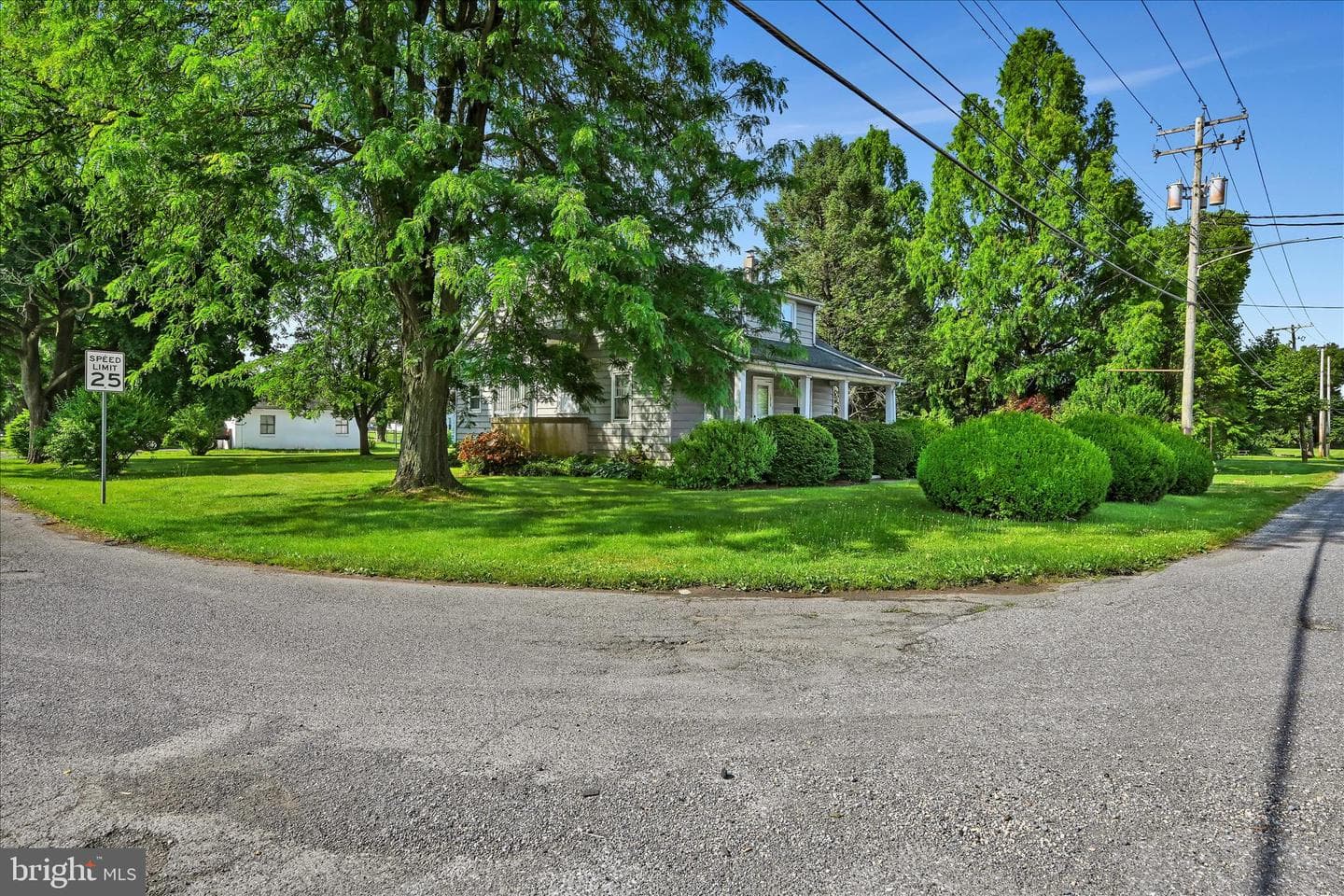 1910 E Cumberland photo 3