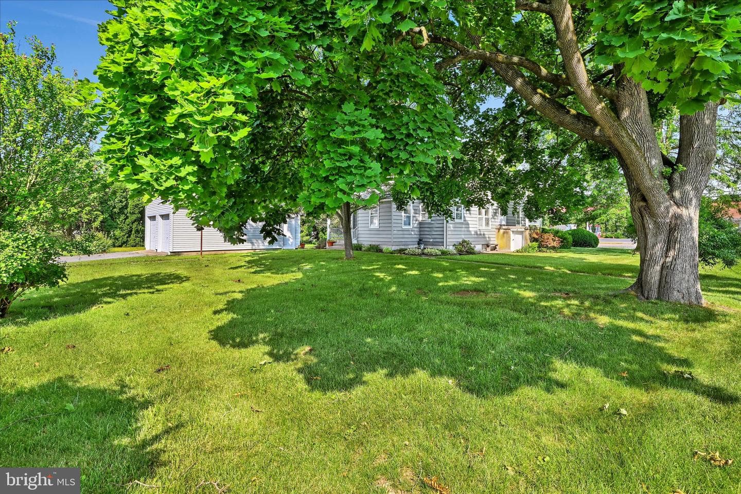 1910 E Cumberland photo 34