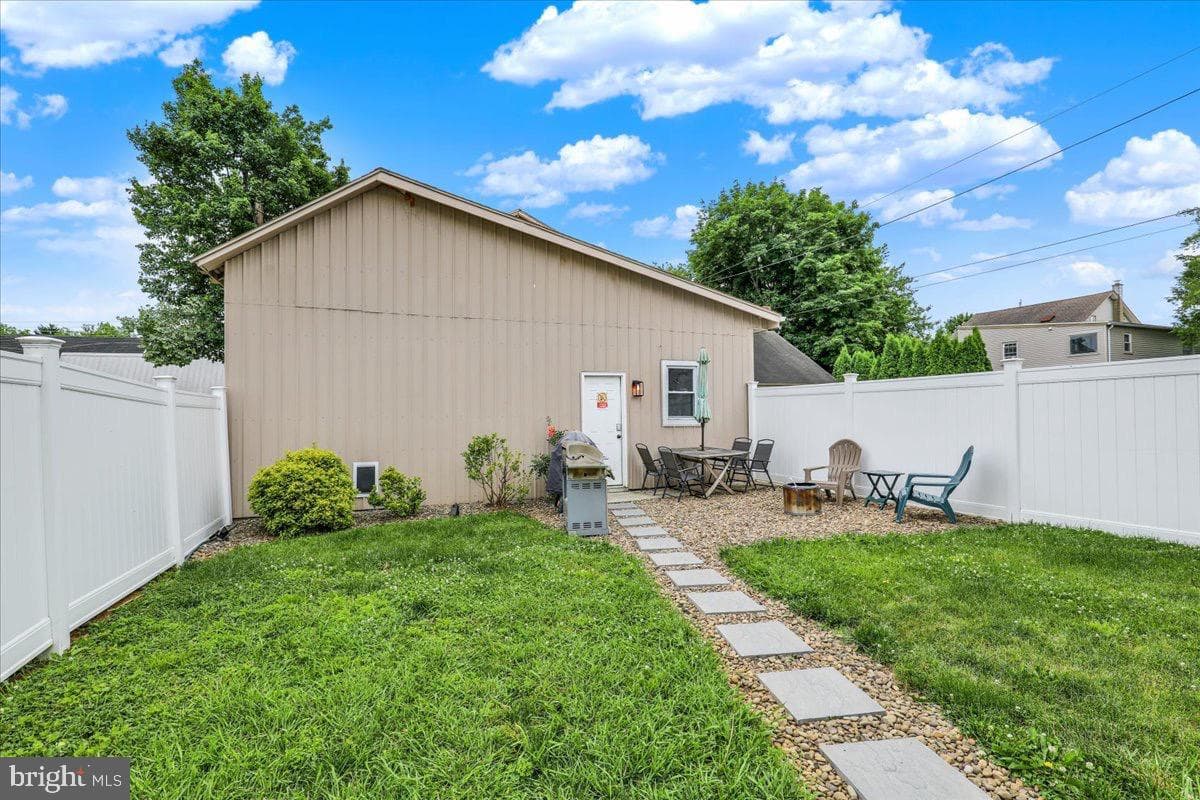 18 E Maple Street photo 32