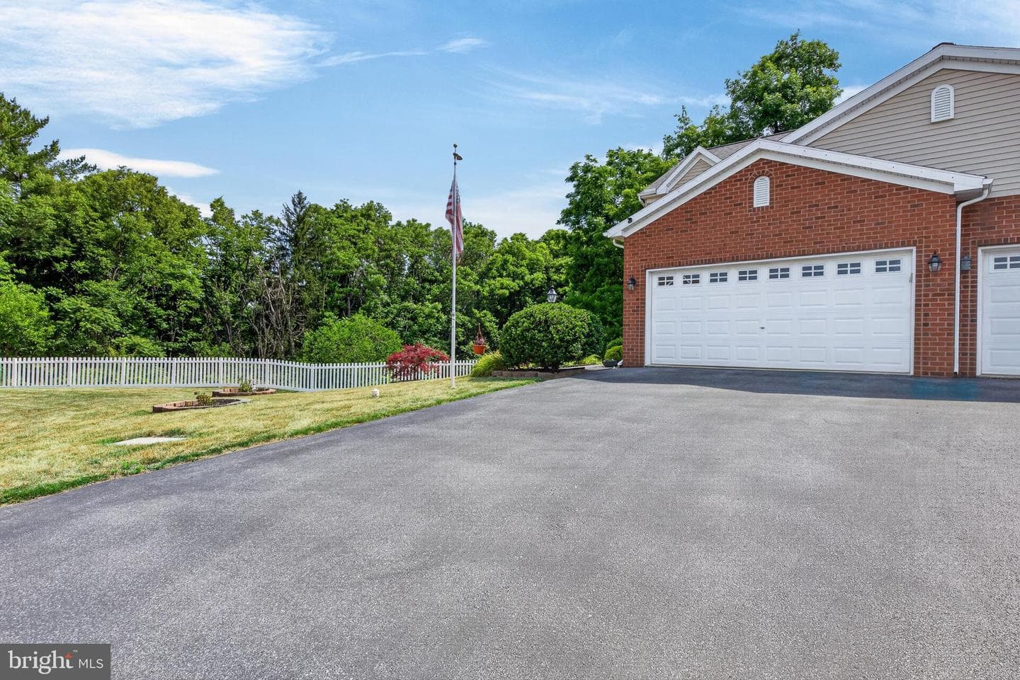 75 Pin Oak Street photo 3