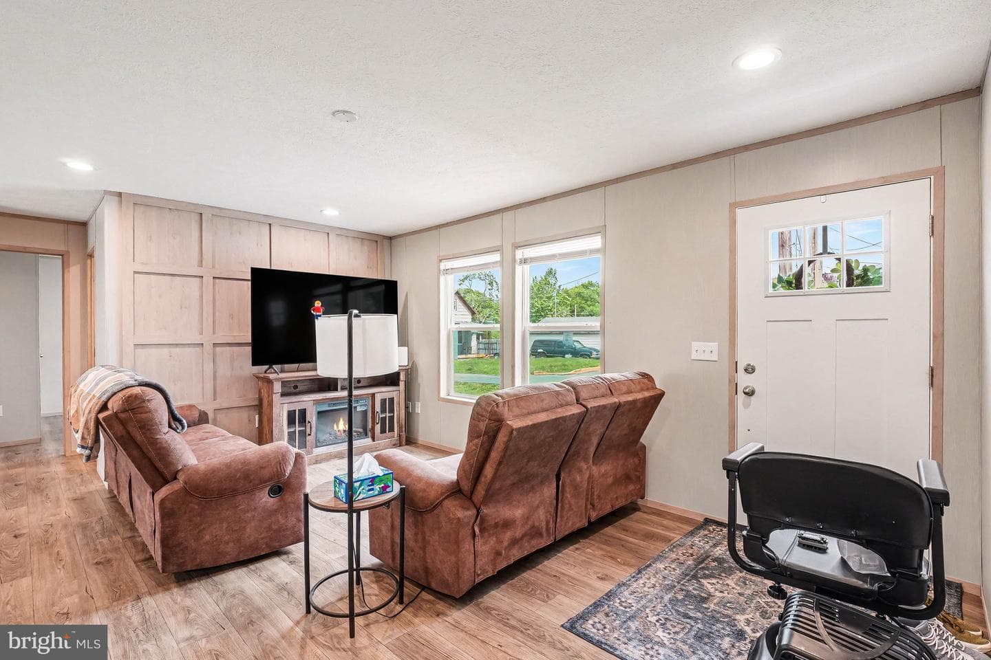 2096 Scull Street photo 4