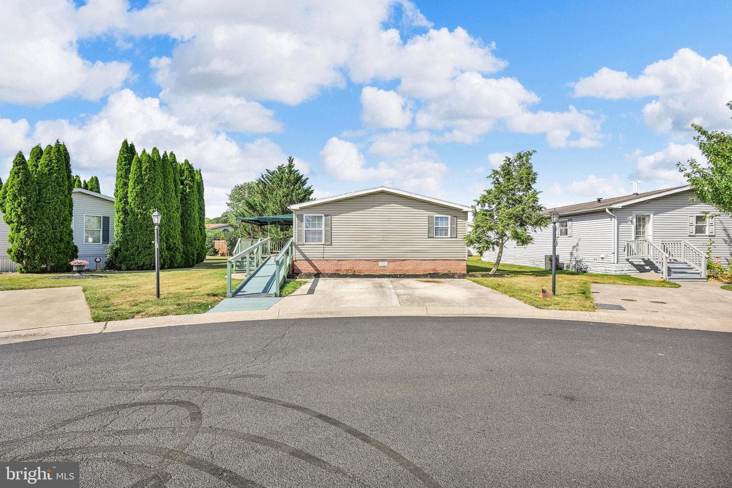 379 W Spruce Street photo 4