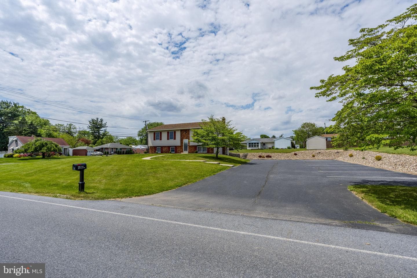 221 W Hamilton Avenue photo 3