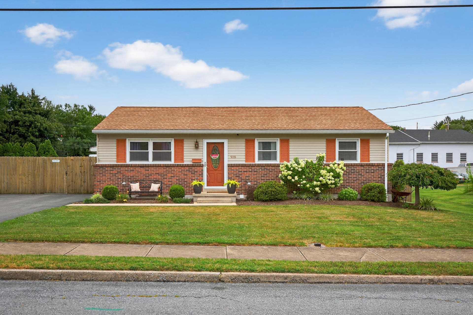 935 E Queen Street photo 1