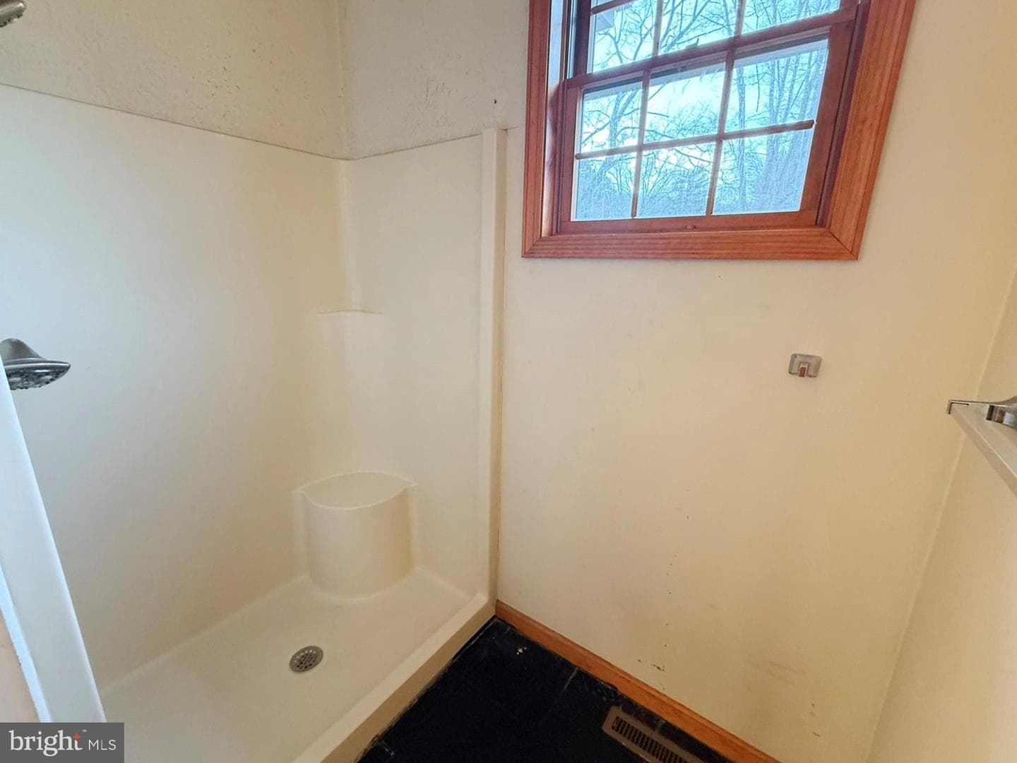 216 Main photo 9