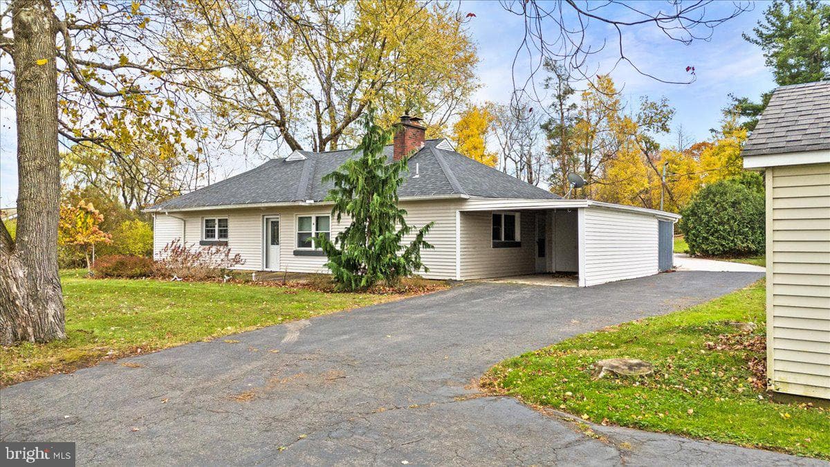 1215 Country Club Road photo 3