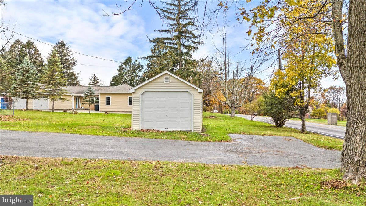 1215 Country Club Road photo 5