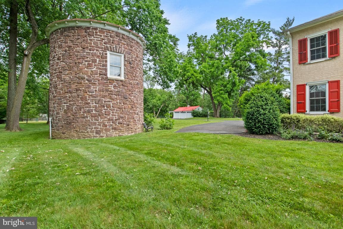 895 Summerset Place photo 46