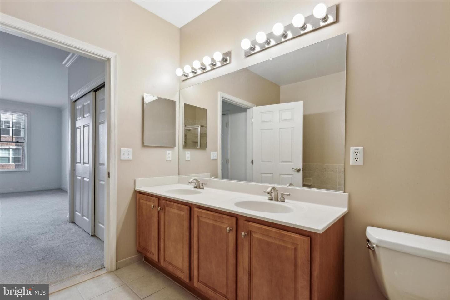 300 W Elm Street #2125 photo 10