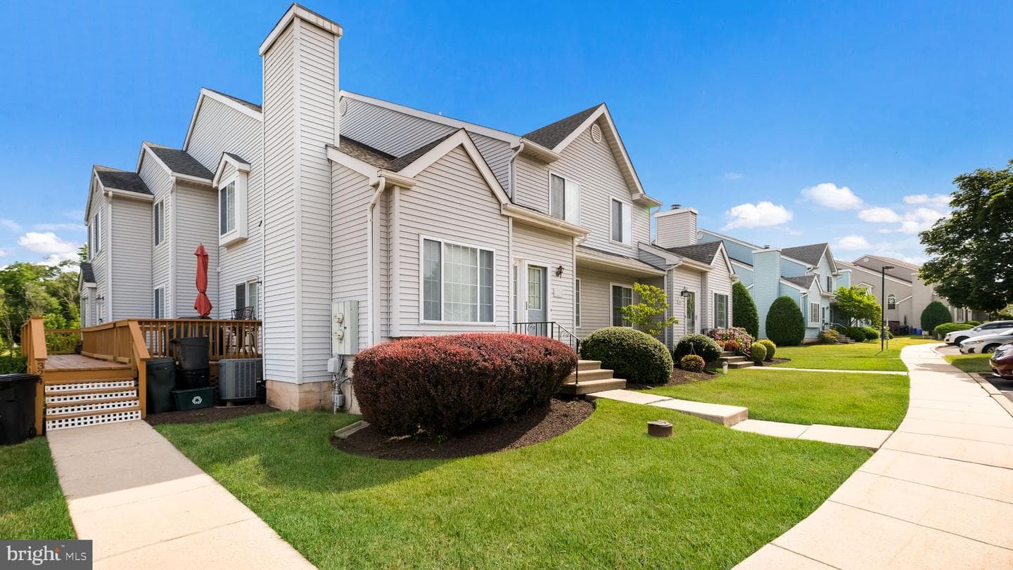 326 Pondview Drive photo 2