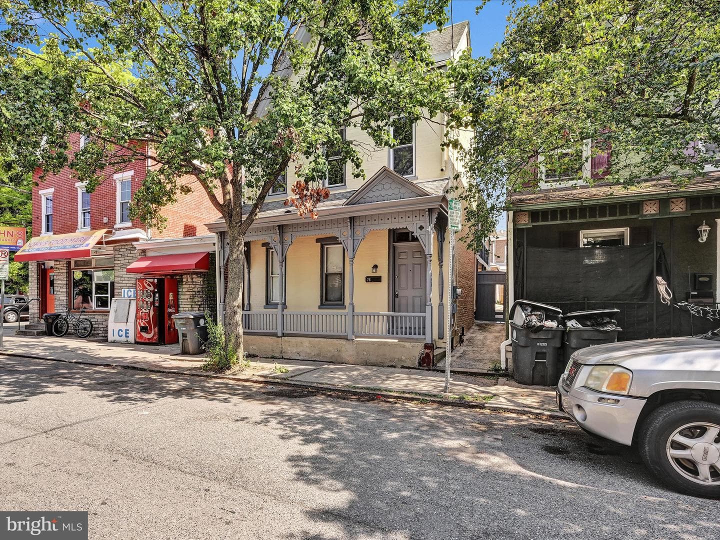 76 N York Street photo 2