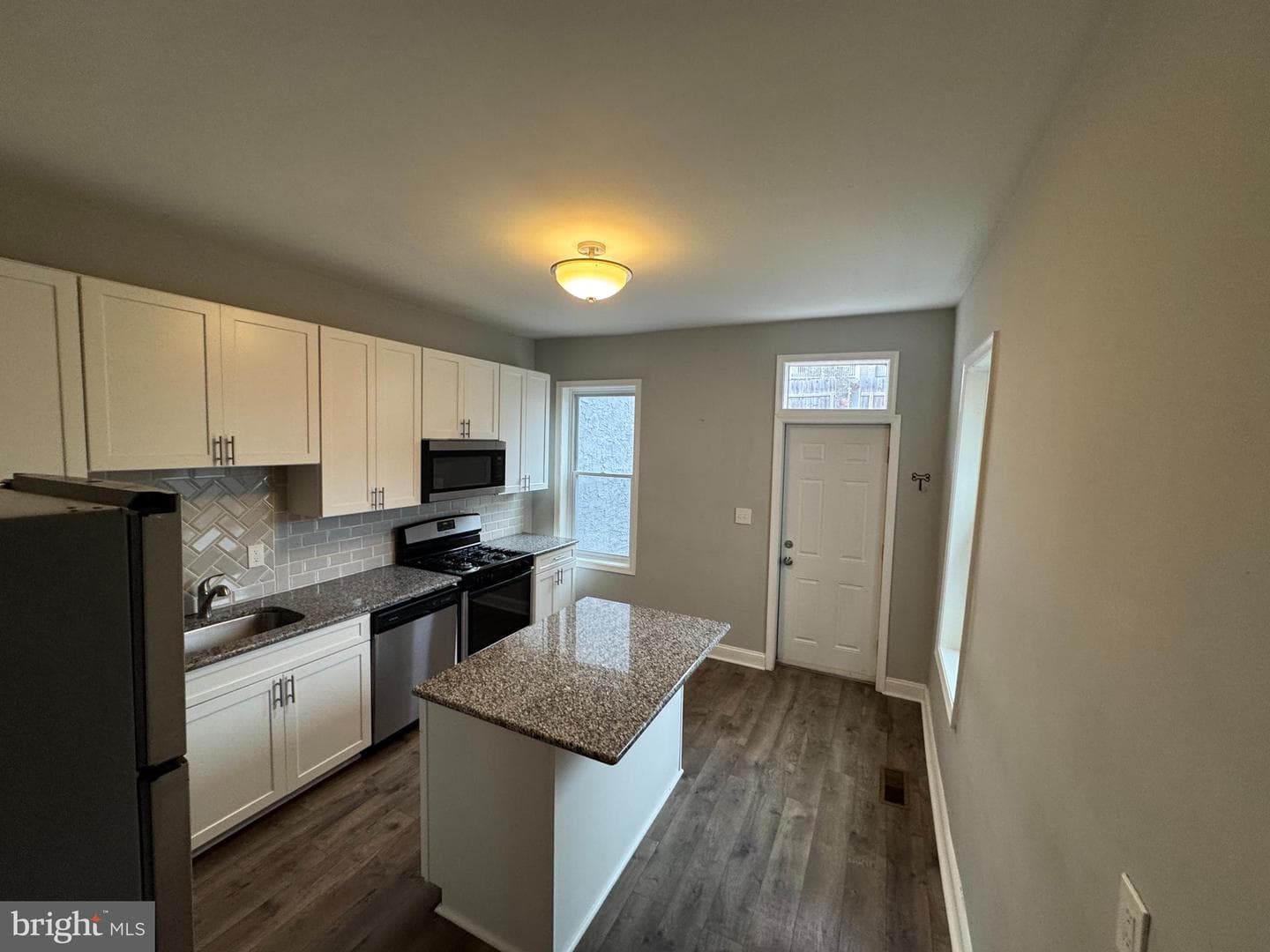 302 E Elm Street photo 2