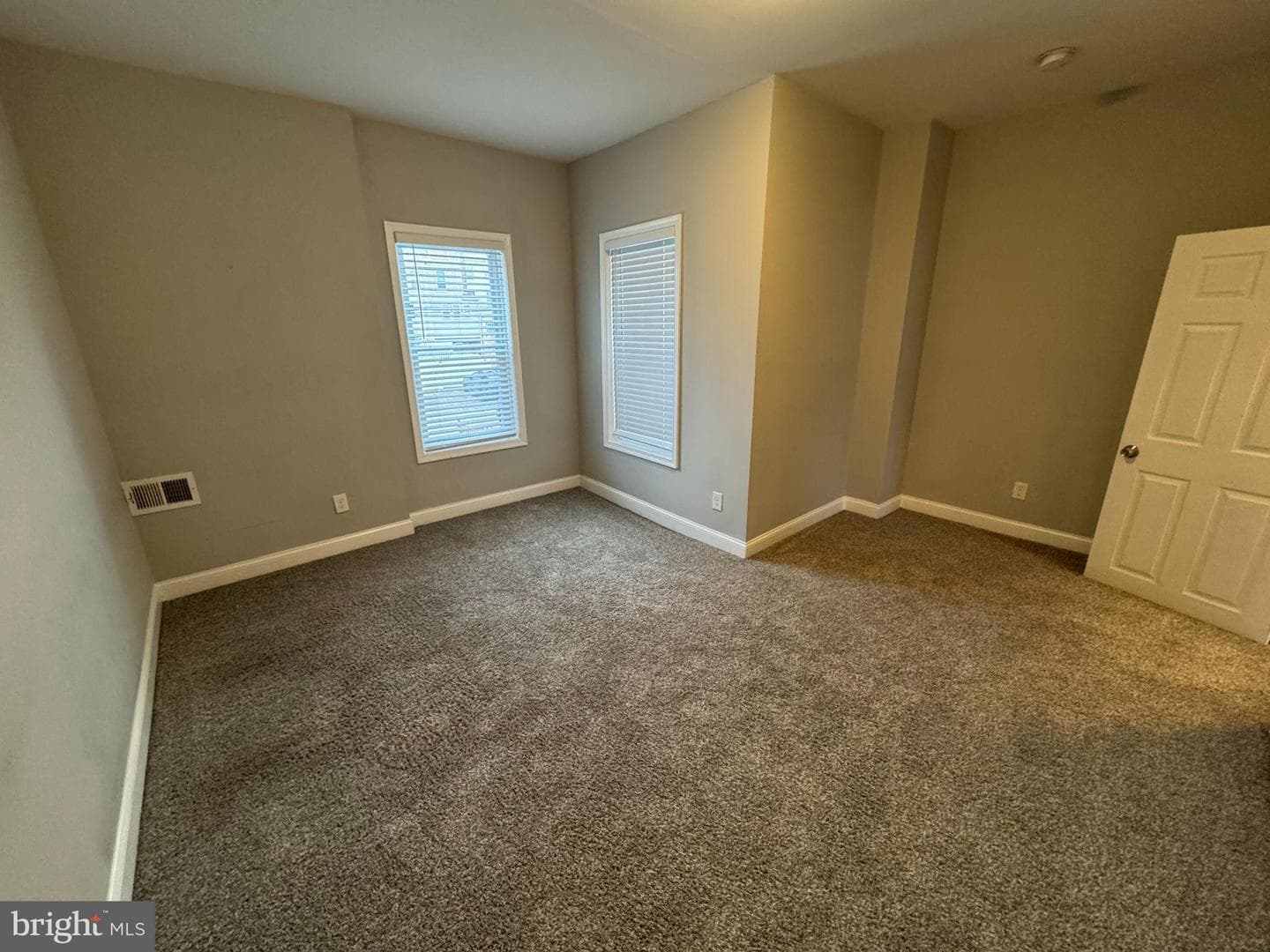 302 E Elm Street photo 6