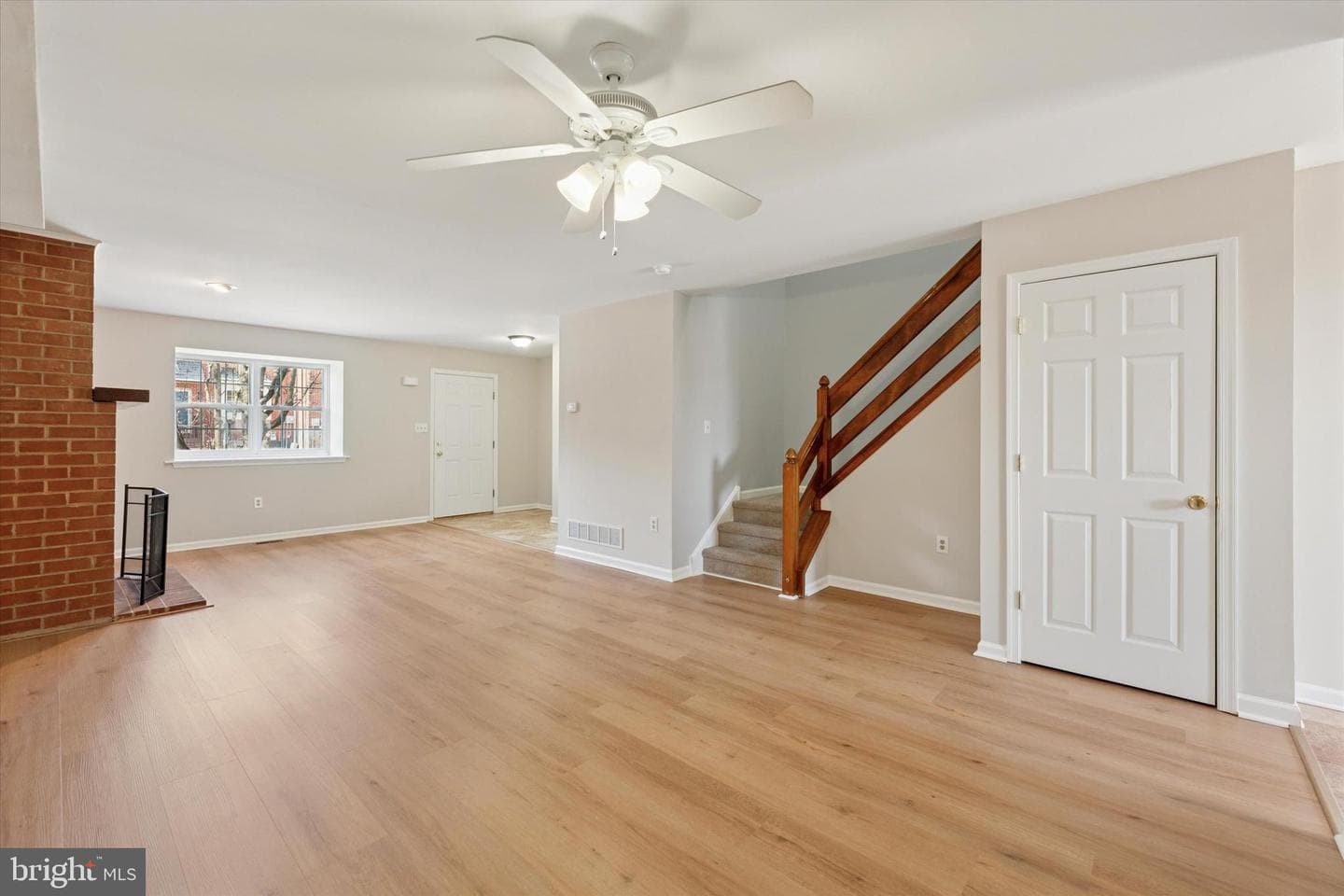 624 Coates Lane photo 4