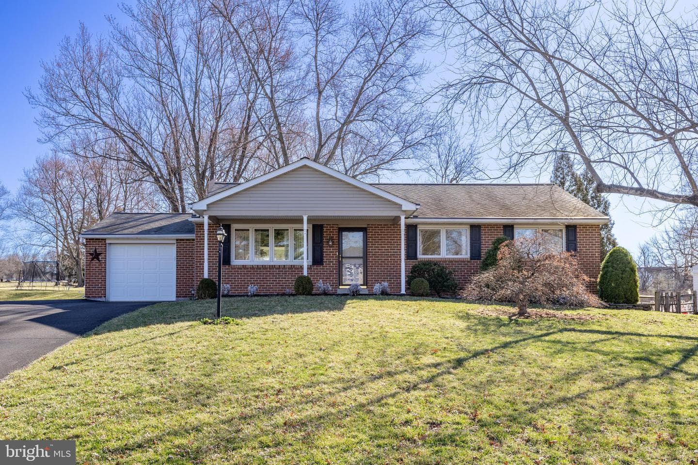 134 Surrey Lane photo 1