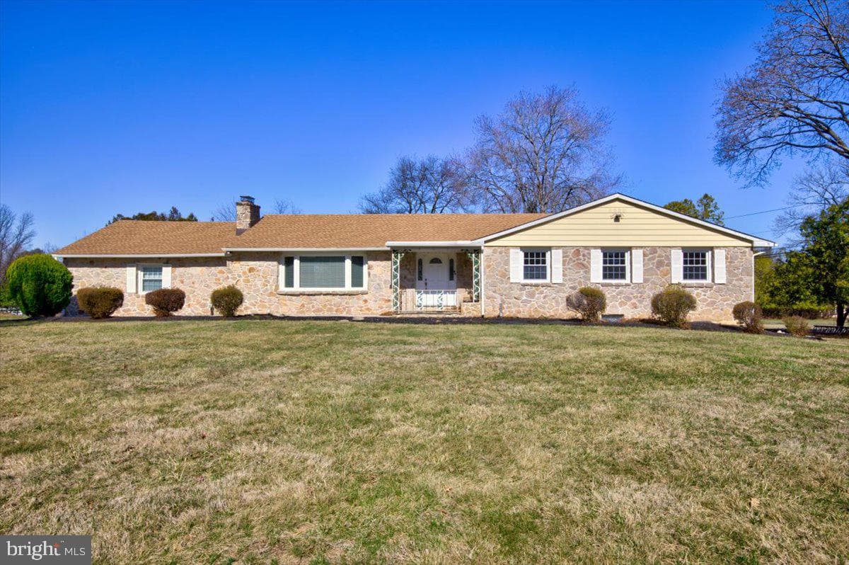3015 Hemlock Drive photo 1