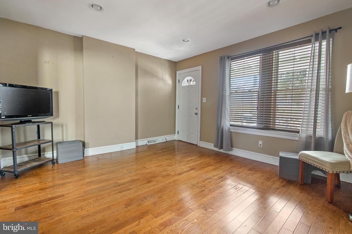 530 E Hector Street photo 3
