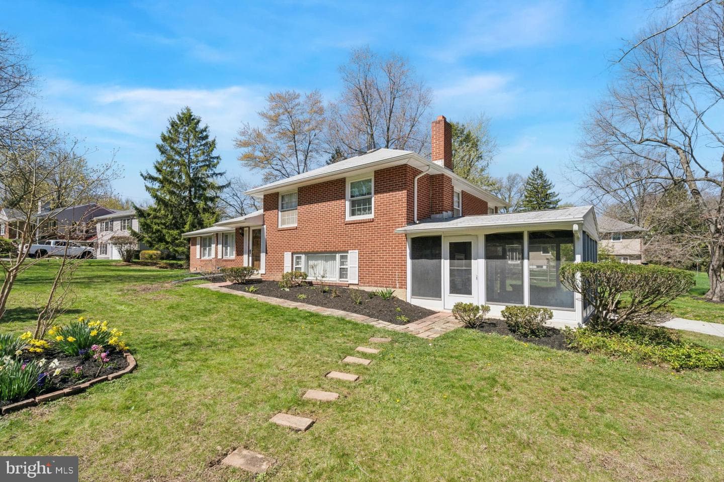 2340 Edgehill Road photo 2