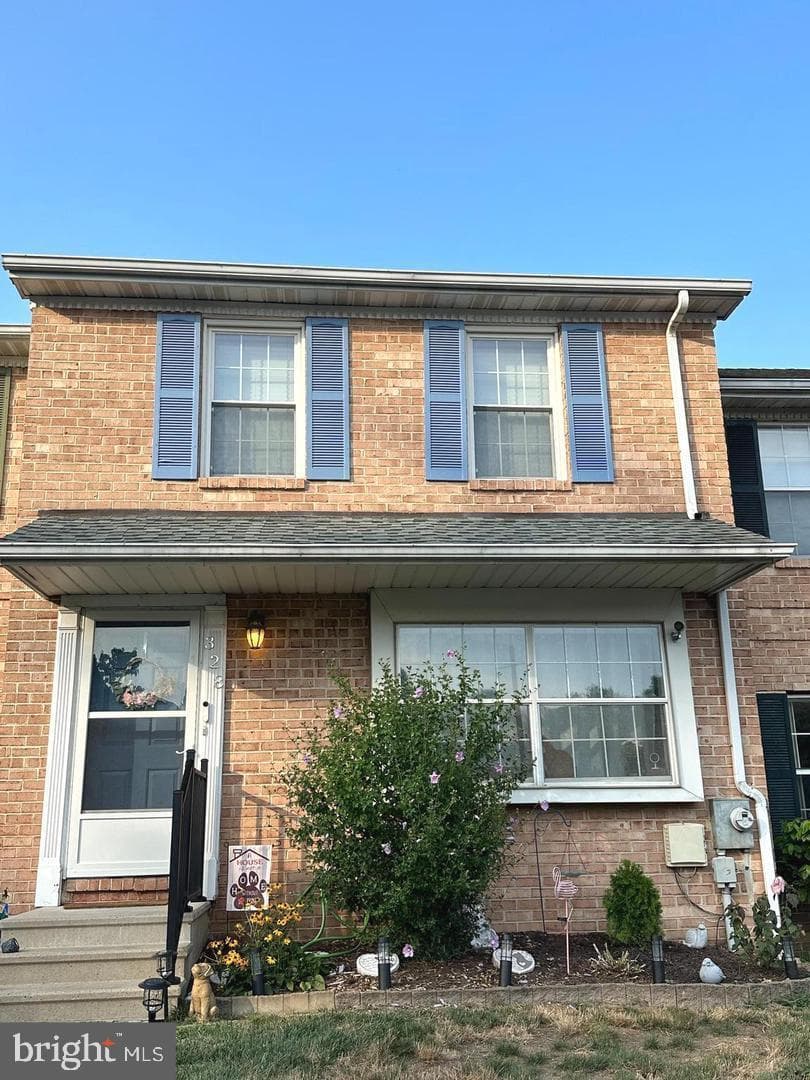 328 Lexington Road photo 1