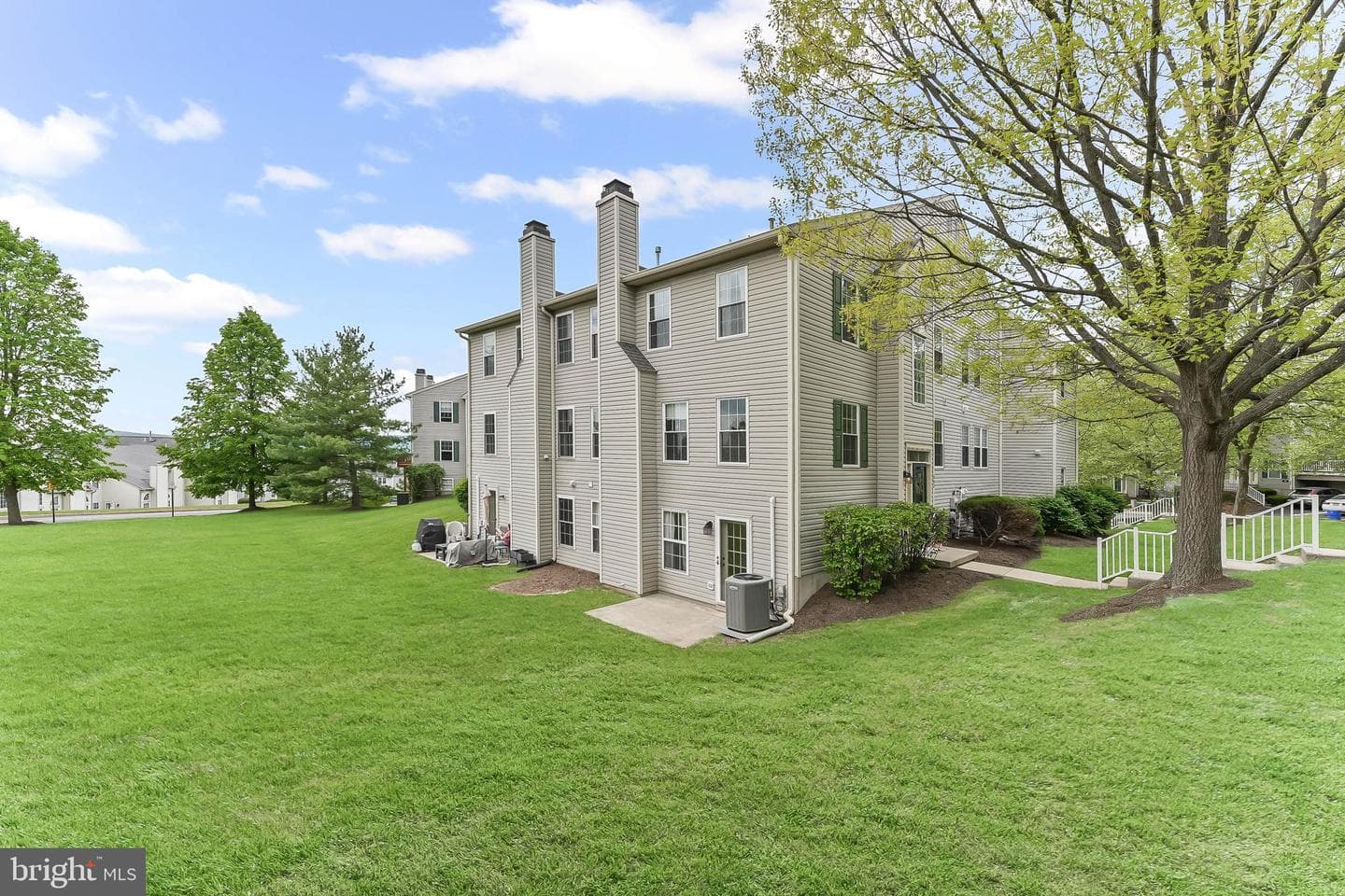 493 Stoneglen Street photo 4