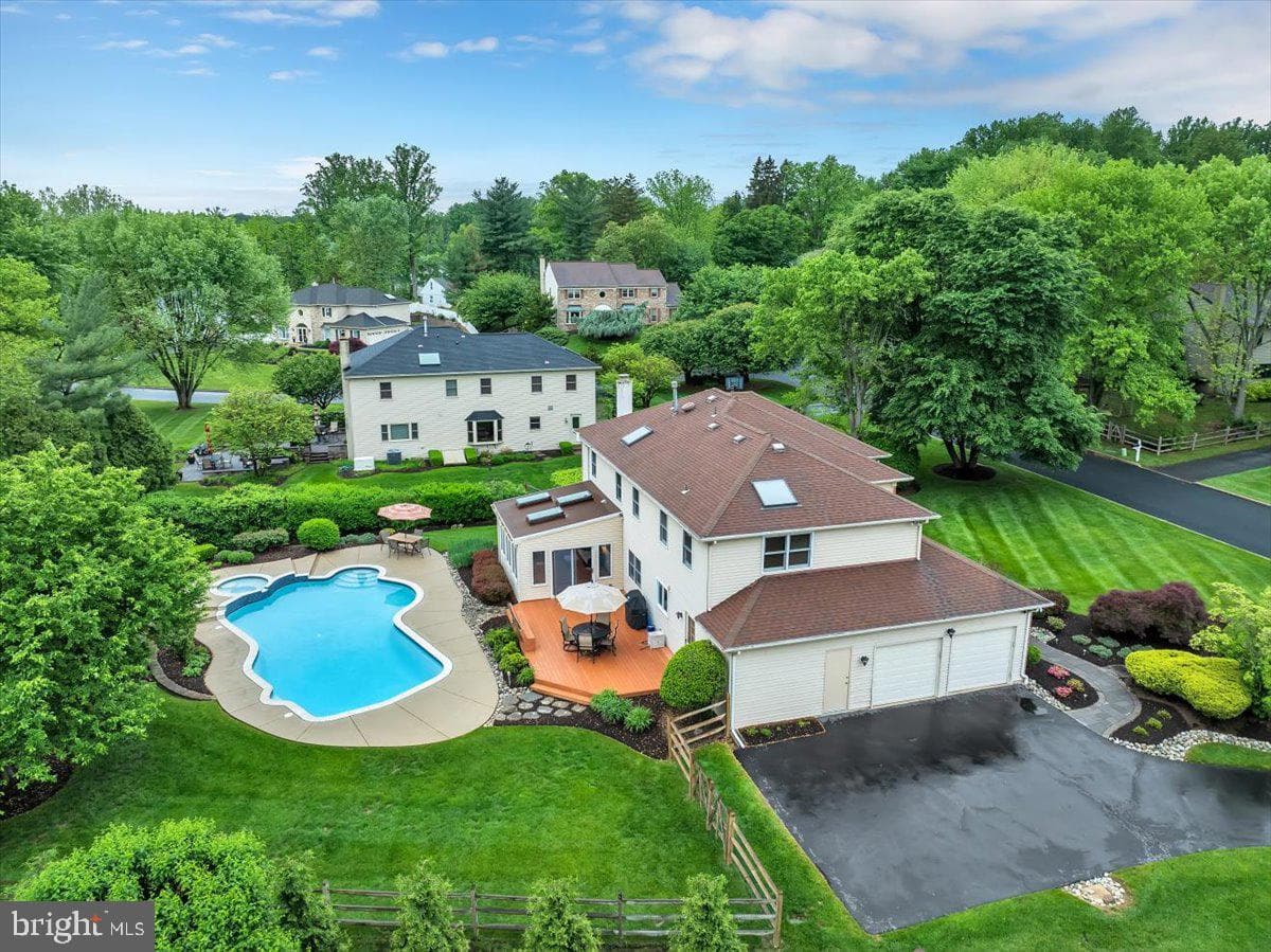 704 Buckley Road photo 4