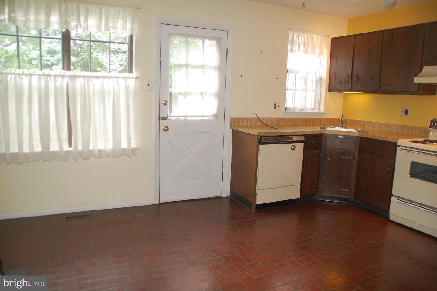 404 Franklin Court photo 6