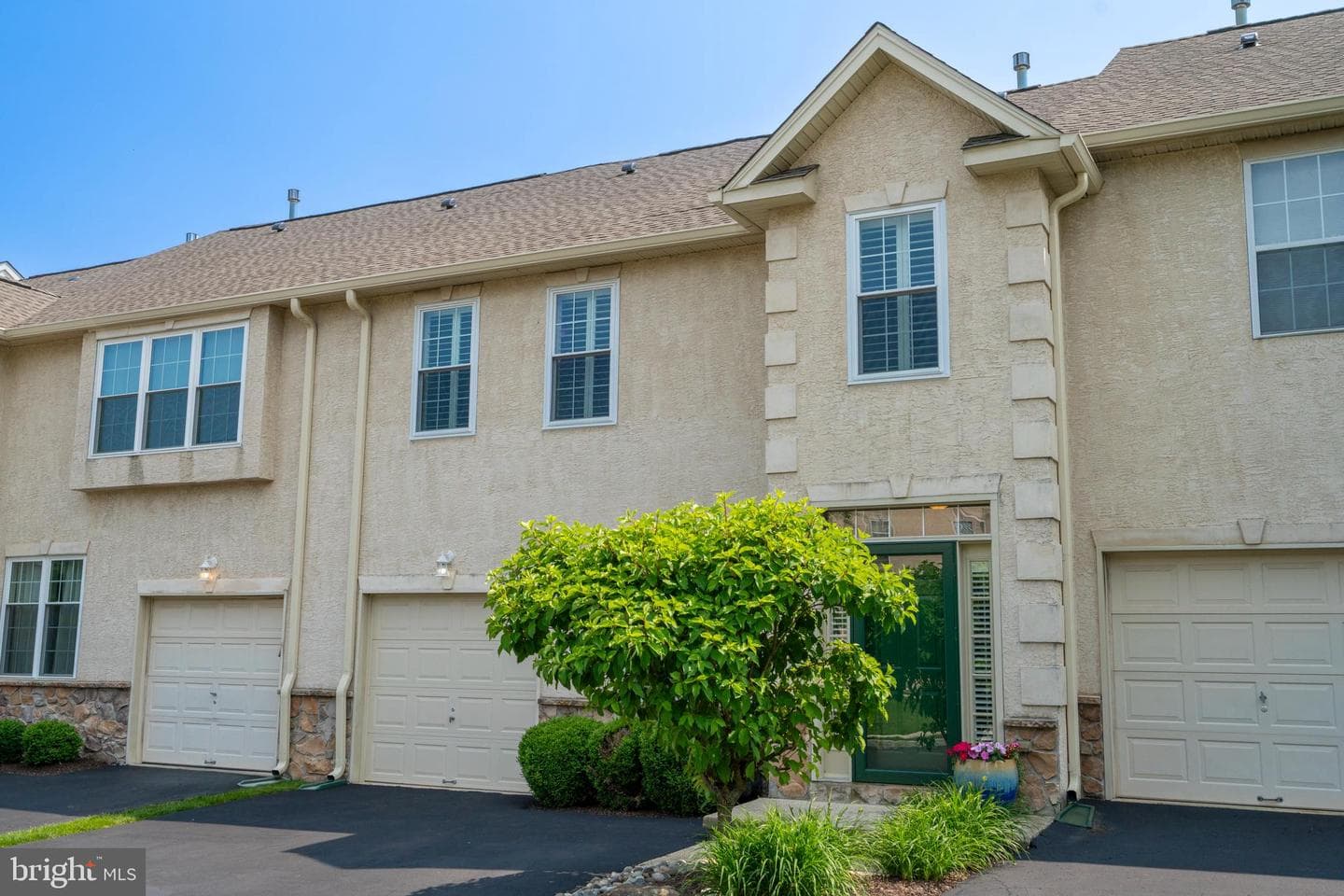 102 Warwick Way photo 1
