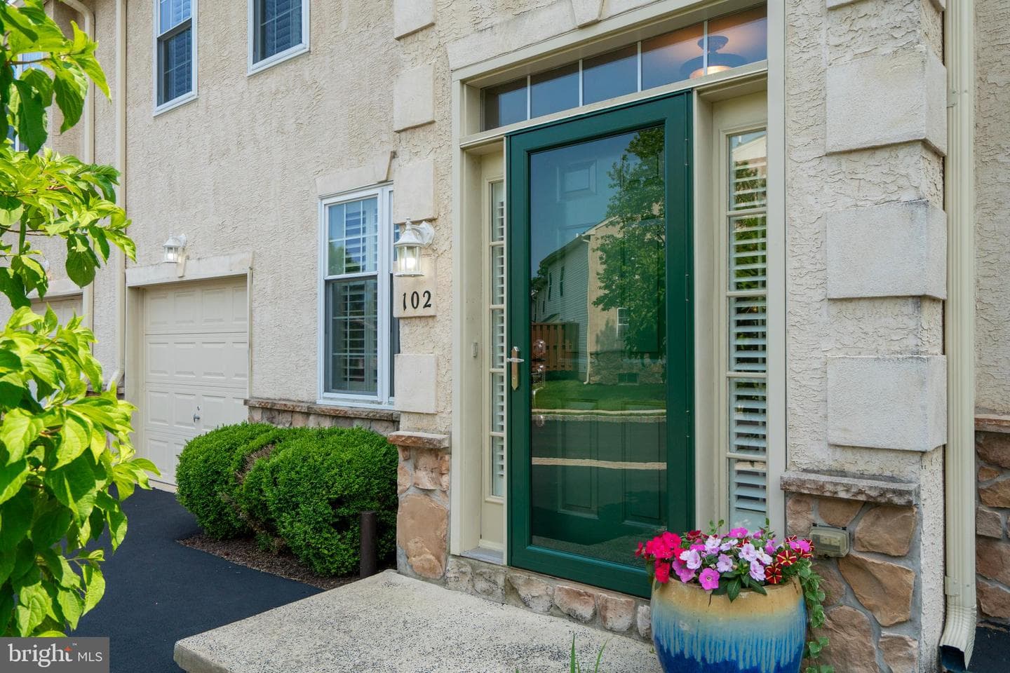 102 Warwick Way photo 2