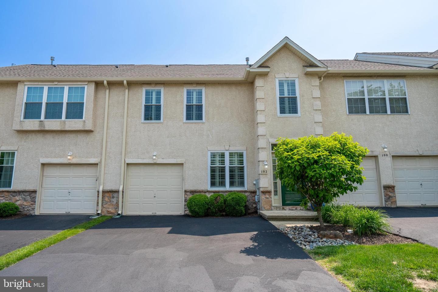 102 Warwick Way photo 3