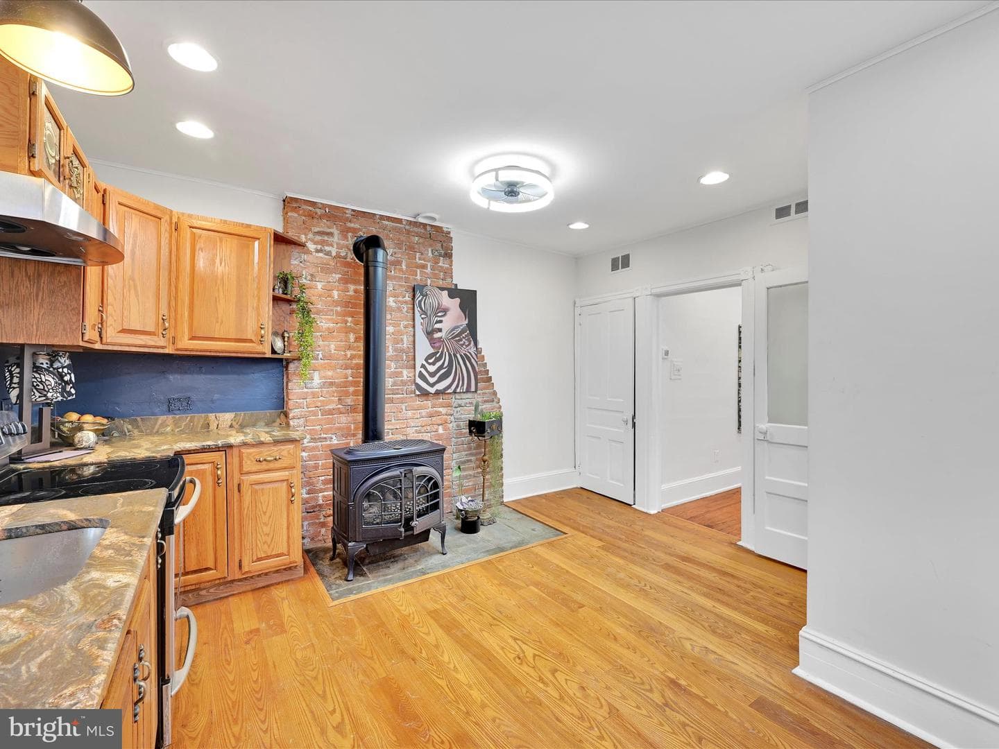 320 W Walnut Street photo 14