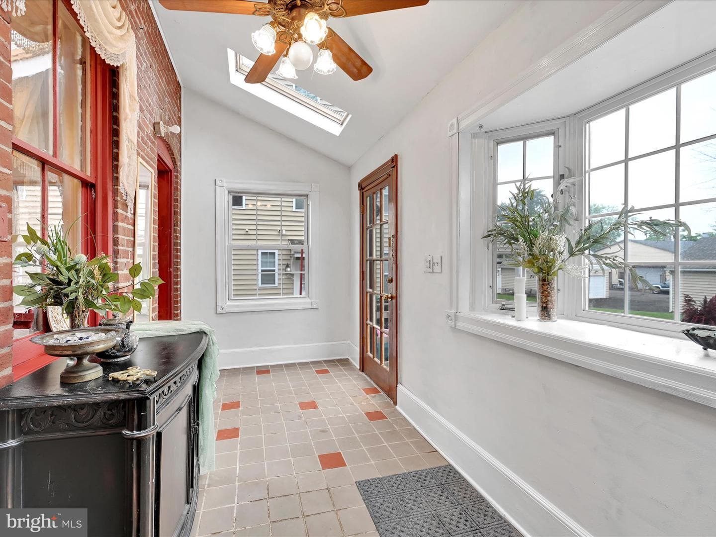 320 W Walnut Street photo 16