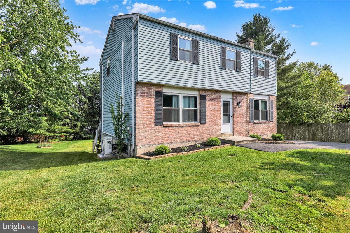 1048 Acorn Way photo 3
