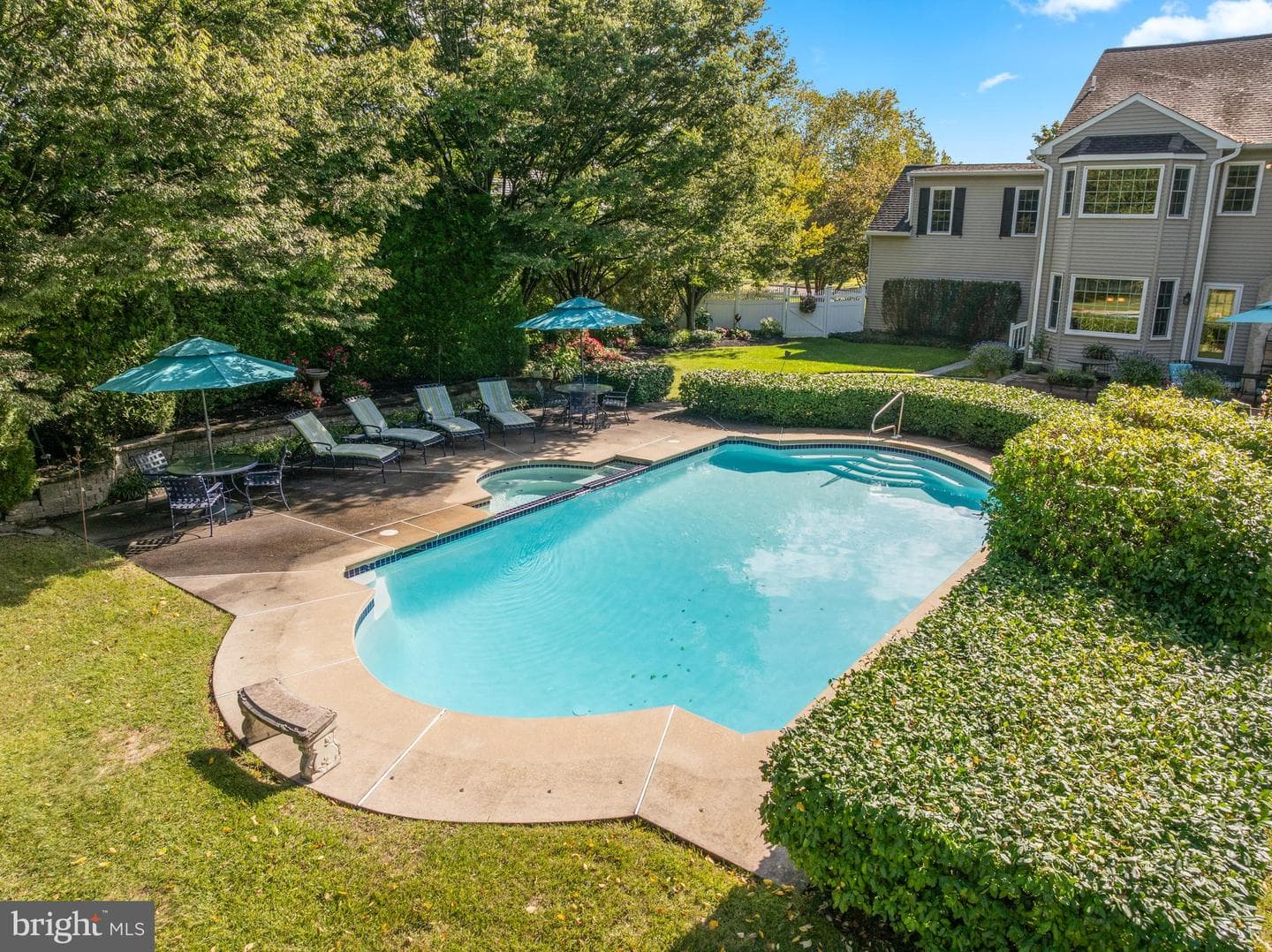 272 Mallard Drive E photo 40
