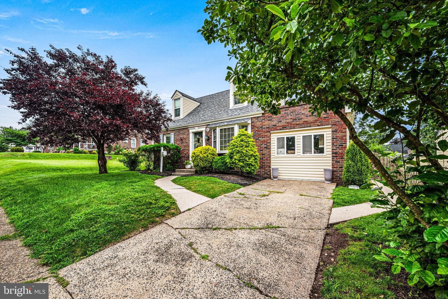 582 N Keim Street photo 2