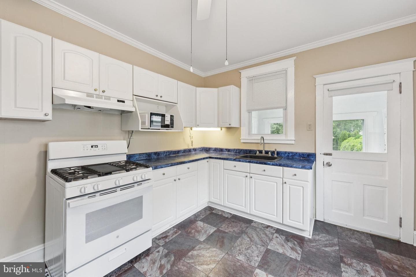 2463 Brookdale Avenue photo 8