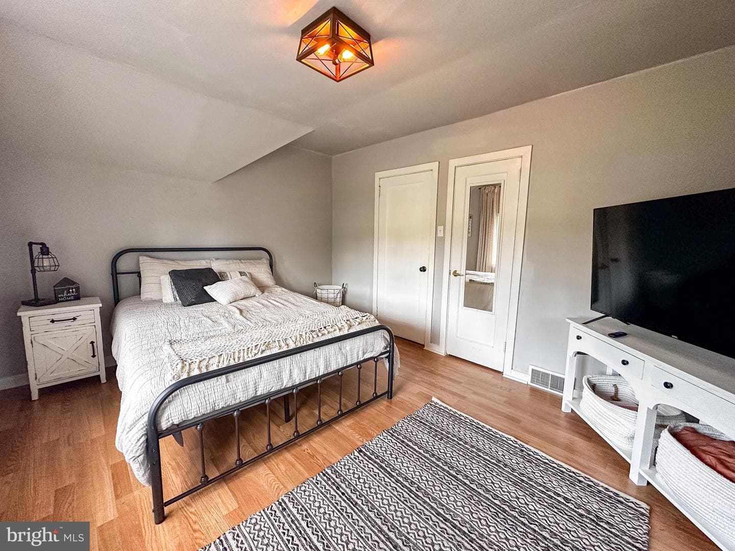 2591 Rosewood Avenue photo 45