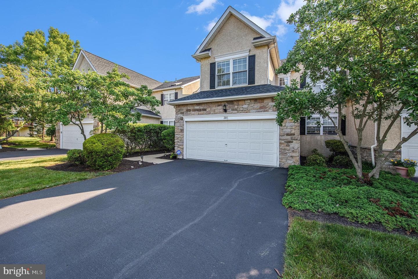 381 Dewsbury Place photo 2