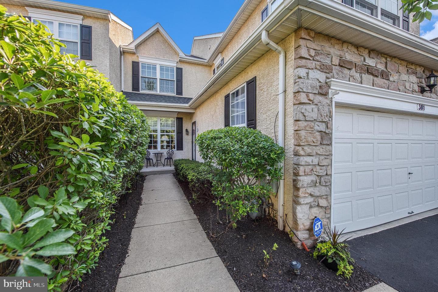 381 Dewsbury Place photo 3