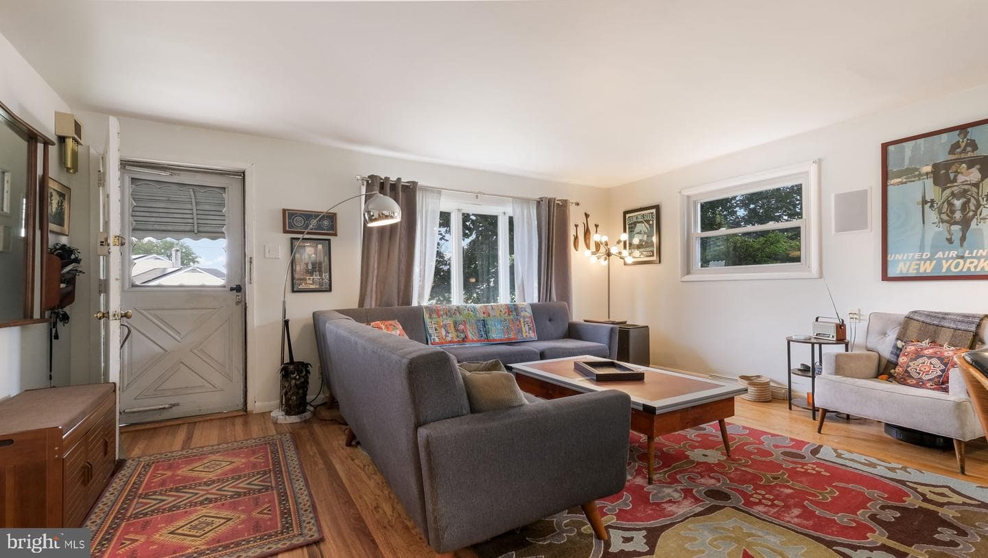 2721 Rossiter Avenue photo 3