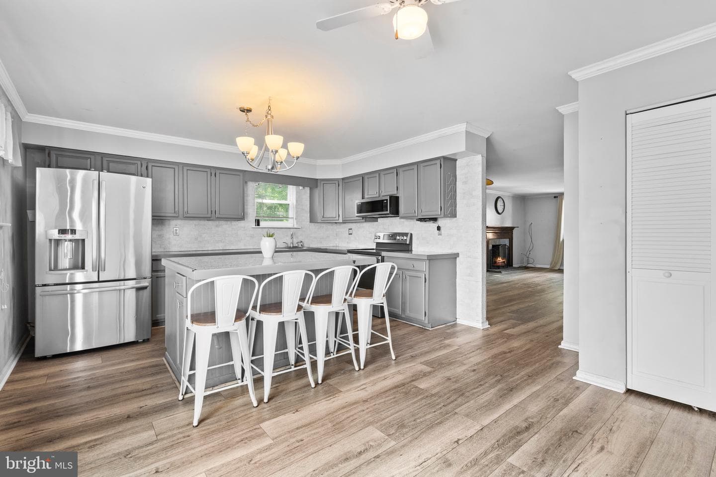 674 Coates Lane photo 8